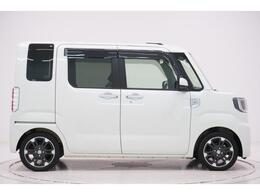 県内13店舗にて常時500台以上ダイハツ車を展示中です。見て、触って、納得のいく一台をぜひ見つけてください。