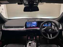 BMWの運転席はドライバーオリエンテッドという構造を採用。ドライバー目線の操作がしやすい設計になっており、ドライブ中にも目線の移動が少なく運転中にも簡単に操作ができます。
