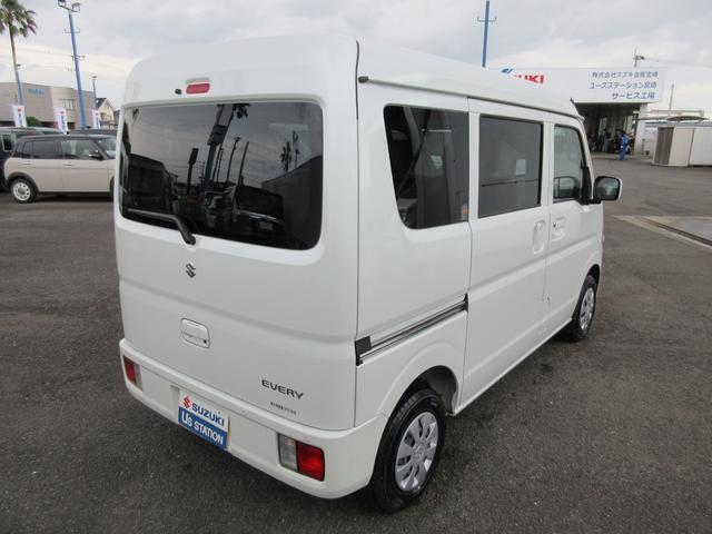 外装は展示前に専任の担当者が綺麗に仕上げております。車の状態など気になさる点がありましたらお気軽にご相談ください。自慢のお車をぜひご覧にいらしてください。