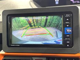 【バックカメラ】駐車時に後方がリアルタイム映像で確認できます。大型商業施設や立体駐車場での駐車時や、夜間のバック時に大活躍！運転スキルに関わらず、今や必須となった装備のひとつです！