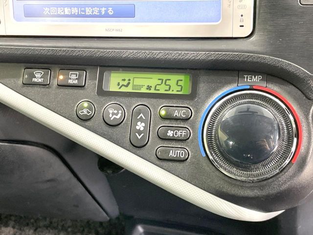 【オートエアコン】一度お好みの温度に設定すれば、車内の温度を検知し風量や温度を自動で調整。暑い…寒い…と何度もスイッチ操作をする必要はありません。快適な車内空間には必須の機能ですね♪