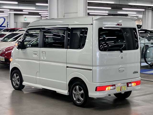 雨が降ってもゆったりと車選びができる全天候型立体展示場！エスカレーター完備！