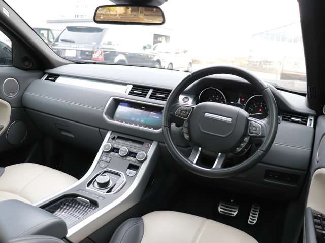 運転席は高い着座位置から前方や周囲を見渡せます。コマンド・ドライビング・ポジションと呼ばれ、高い視認性を誇ります。