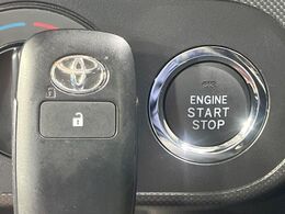 【スマートキー】カバンやポケットに入れたままでもドアの施錠・解錠が可能なスマートキーを装備。エンジンのオン・オフ時もカギを取り出す必要が無いからとっても便利です♪