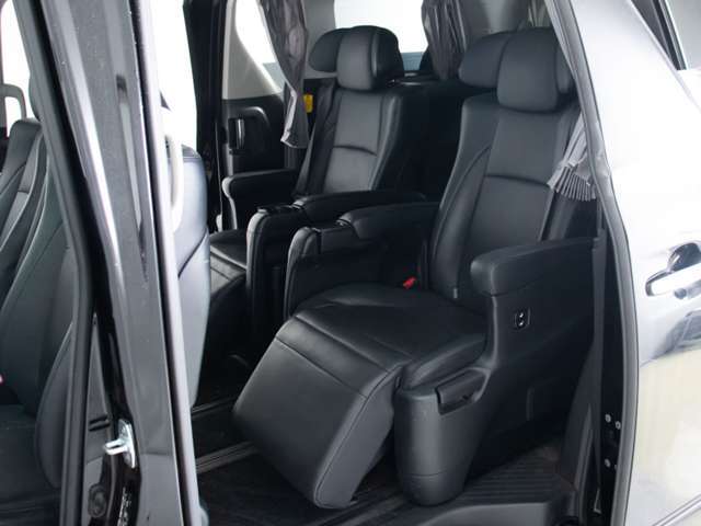 エグゼクティブシートパッケージではセカンドシートは個別シートになっています。左右に肘置きがあり、フィット感がとてもあり、車が左右に曲がるときでも身体が揺られることが少ないです。