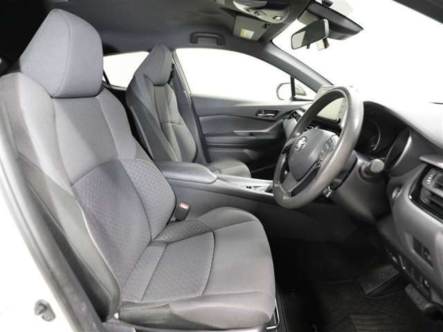 ゆったり室内で運転もしやすいです♪使い勝手の良い配置も考えられています！！