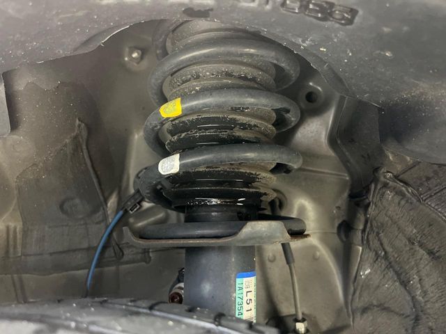お車を安心してお乗りいただく為には、足回りの定期点検が欠かせません。サービスサポート（有償保証）では無料点検もご提供しており、安心のカーライフをお過ごしいただけるサポート体制が整っています。