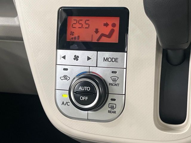 【オートエアコン】一度お好みの温度に設定すれば、車内の温度を検知し風量や温度を自動で調整。暑い…寒い…と何度もスイッチ操作をする必要はありません。快適な車内空間には必須の機能ですね♪