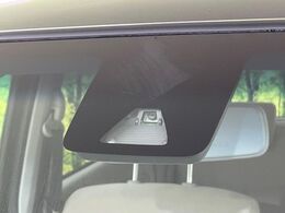 【スマートアシスト】走行中に前方の車両等を認識し、衝突しそうな時は警報とブレーキで衝突回避と被害軽減をアシスト。より安全にドライブをお楽しみいただけます。