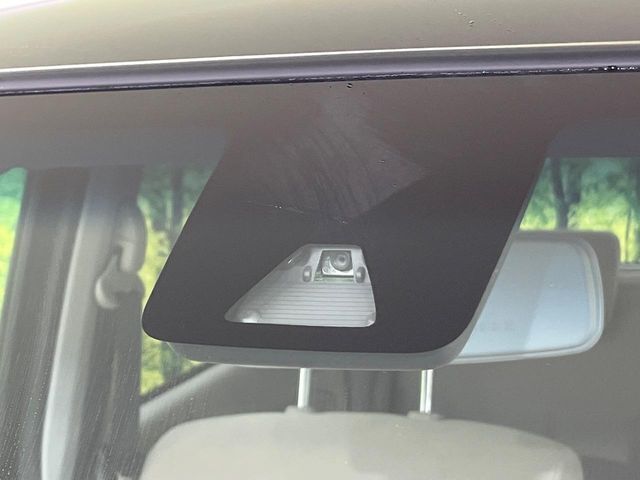 【スマートアシスト】走行中に前方の車両等を認識し、衝突しそうな時は警報とブレーキで衝突回避と被害軽減をアシスト。より安全にドライブをお楽しみいただけます。