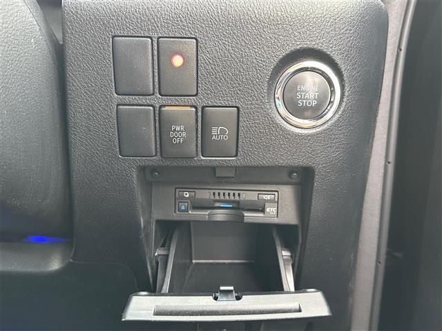 【ETC】有料道路を利用する際に料金所で停止することなく通過できる、ETC車載器（ノンストップ自動料金収受システム機器）が装備されています。セットアップを行うことで利用可能になります。