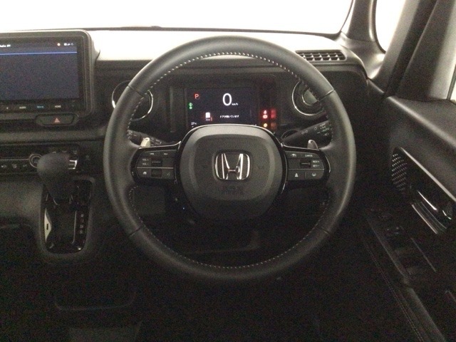 【ハンドル】運転にかかわる様々な操作を安全に行えるように視点移動が少なく操作性に配慮されたスイッチ類が凝縮されたコックピットです。