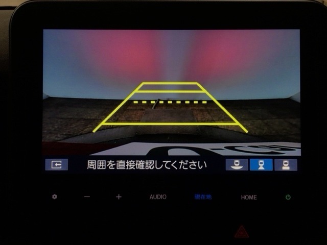 【バックカメラ】運転が苦手な方も車庫入れラクラクです！ギアをリバースに入れれば自動的に切り換わりますので、面倒な操作は不要です♪狭い駐車場もお車を傷つけず安心ですね！