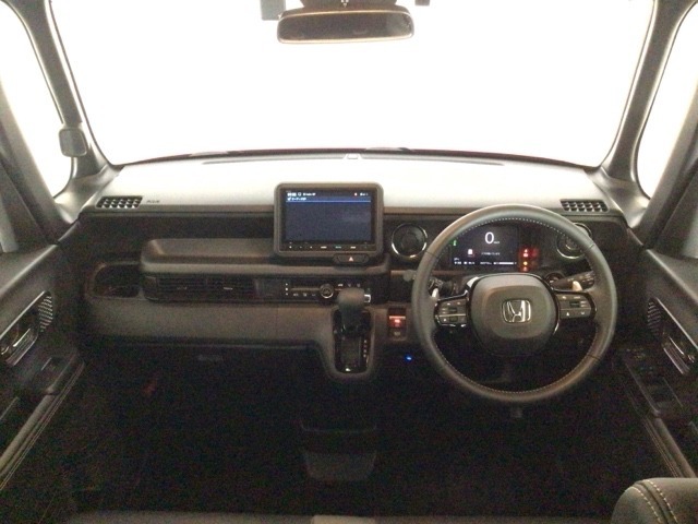 【前方視界】開放的な前方視界！運転がしやすく疲れにくいです♪窓が大きく、見通しがとっても良いおクルマですよ♪