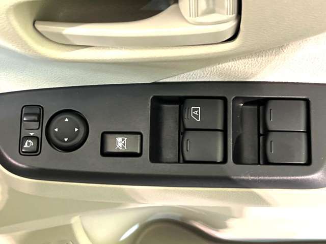 【電動格納ミラー】サイドミラーは電動格納式となっており、狭い駐車場でもキズがつくリスクを抑えられます。