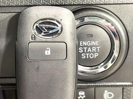 【キーフリーシステム】カバンやポケットに入れたままでもドアの施錠・解錠が可能なスマートキーを装備。エンジンのオン・オフ時もカギを取り出す必要が無いからとっても便利です♪