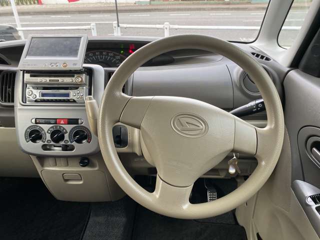 インテリアに合わせたデザインのステアリングは、運転される方のことも考え、運転しやすい形状、大きさです。是非一度、実際に触ってお確かめください。