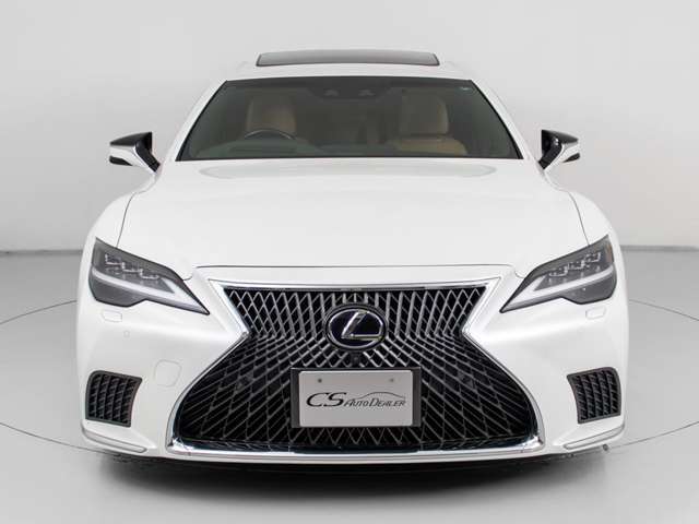 禁煙車です！室内は嫌なニオイも無く、すごく綺麗な状態です！禁煙車・・特にセダンタイプのお車では少ないですよね！！タバコのニオイが苦手なお客様必見です！快適にご乗車頂けます！！