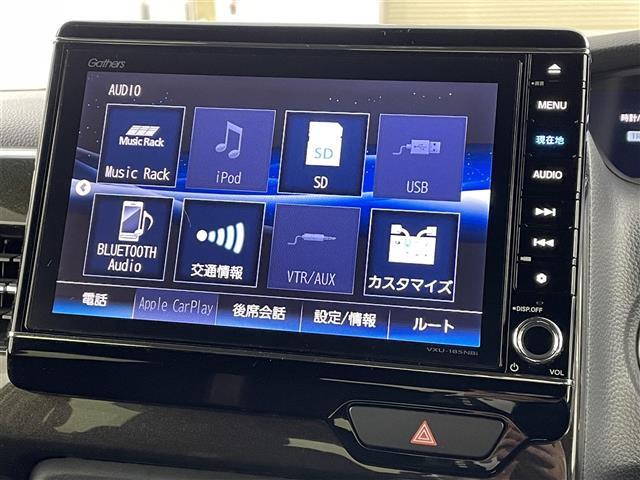 【Honda純正ナビゲーション（Honda CONNECT対応）】通信により地図が自動で更新され、車内Wi-Fiでスマホやタブレット、ゲーム機なども楽しめます。