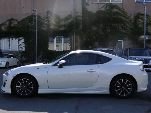お車の車検・オイル交換・修理・鈑金塗装・ガラス修理・デントリペア・ボディコーティングなども幅広く対応しております。その際は無料で代車を貸し出し致します。車のことは何でもお任せください！
