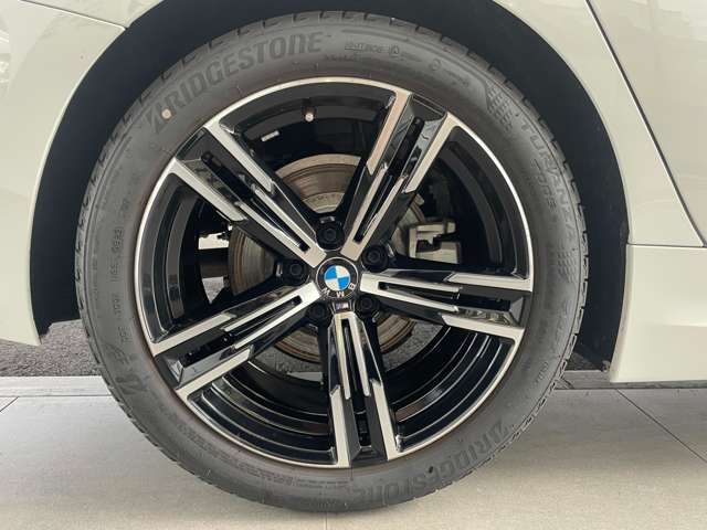 右後リヤ 255/40R18
