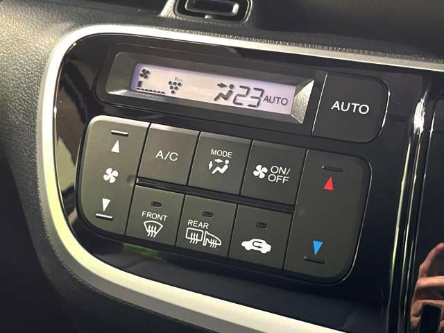 【プラズマクラスターオートエアコン】一度お好みの温度に設定すれば、車内の温度を検知し風量や温度を自動で調整。暑い…寒い…と何度もスイッチ操作をする必要はありません。快適な車内空間には必須の機能ですね♪