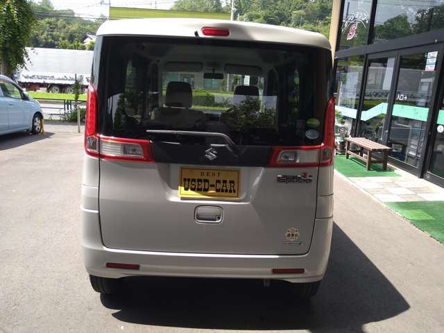 スモークガラス越しでも明るくハッキリと点灯して後続車にブレーキングを伝えるハイマウントストップランプ＆リヤワイパー付きです。