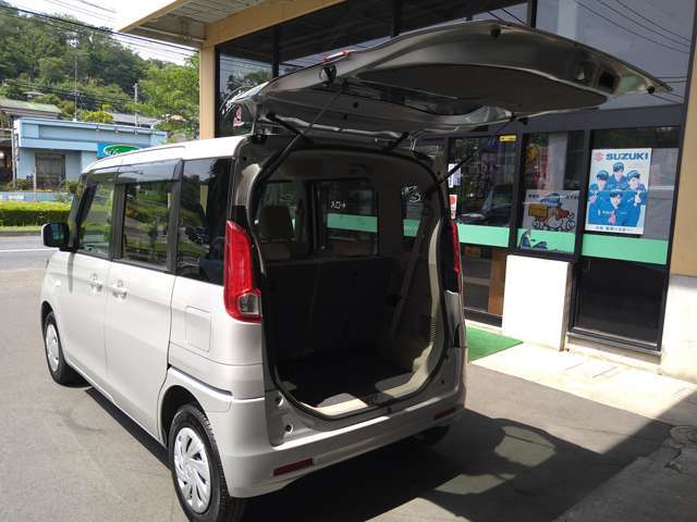 バックドア跳ね上げ式で雨の日も安心して荷下ろしができます。