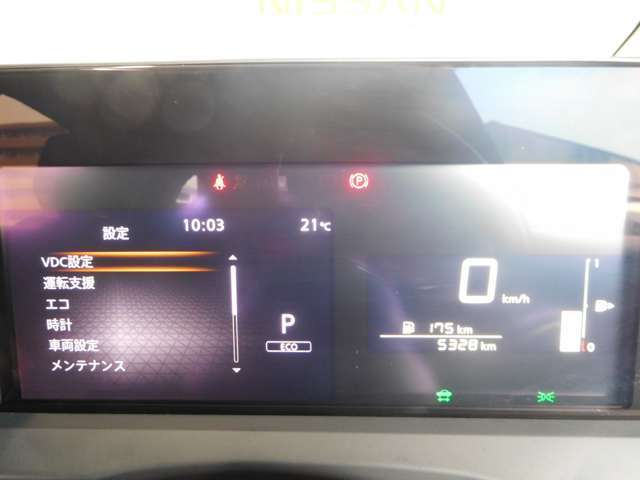 右側に大きく見やすいスピードメータ-左側ディスプレイには運転支援システム等を表示