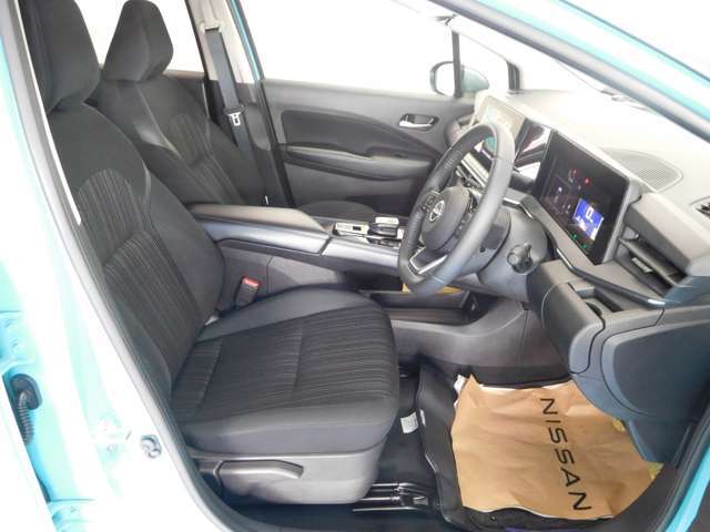 運転席の足元も広く余裕があります　シートリフター付きで小柄な方でも高さ調整が可能です