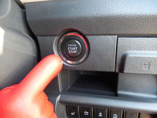 『プッシュスタートボタン』ブレーキを踏んでエンジンスイッチを押せば、エンジンの始動・停止も可能。乗るときから降りた後まで、カンタンでスムーズです。