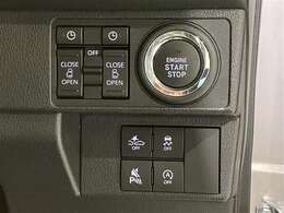 両側パワースライドドア付きだから、狭い駐車スペースなどでの 乗り降りラクラク！小さなお子さまのいるご家庭には嬉しい装備。