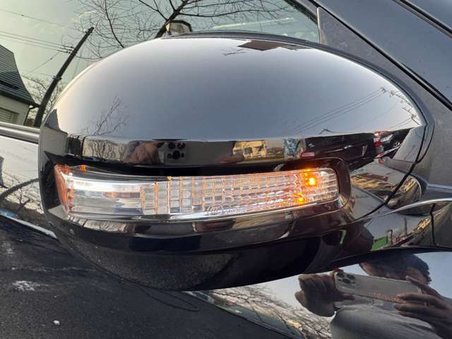 ミラーウィンカーがついておりますのでドレスアップ効果はもちろんの事、対向車からの視認性を向上させる役割もございます♪右折・左折する際に歩行者などにも見え危険を知らせることができ安全性も高くなりますね♪
