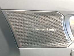 ●harman/kardonサウンドシステム：オーディオ専門メーカーが手掛けるプレミアムスピーカーを装備。多数のスピーカーから、音の粒立ちまで分かる高品質な音楽をお楽しみいただけます。