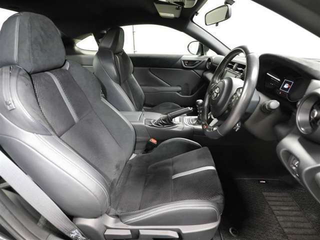 ゆったり室内で運転もしやすいです♪使い勝手の良い配置も考えられています！！