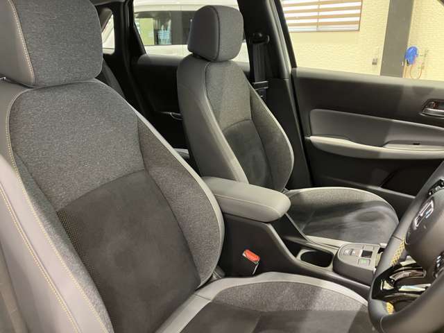 操作性とデザイン性を兼ね備えた運転席となっております。