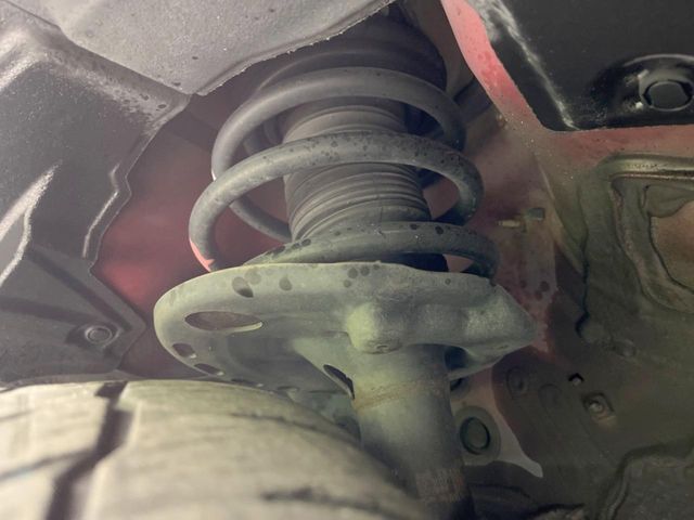 お車を安心してお乗りいただく為には、足回りの定期点検が欠かせません。サービスサポート（有償保証）では無料点検もご提供しており、安心のカーライフをお過ごしいただけるサポート体制が整っています。
