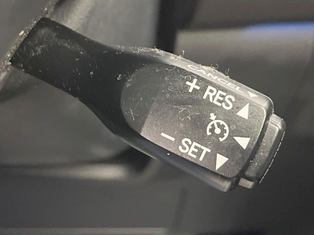 【クルーズコントロール】高速道路もラクラク走行。アクセルを離しても一定速度で走行ができ、長距離運転時の負担を軽減！加速・減速も簡単なスイッチ操作で調整できます。