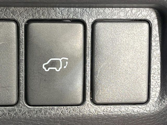 【パワーバックドア】スマートキーや運転席のボタンを押すだけでリアゲートが自動で開閉します！荷物を持っている時や、高い位置にあるバックドアを閉める際に便利な機能です♪