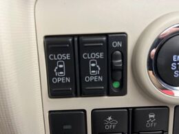 【両側パワースライドドア】スマートキーや運転席のスイッチで後席両側スライドドアの開閉が可能♪電動だから力を入れてドアを開ける必要が無く、小さなお子様でも簡単に開け閉めでき快適です♪