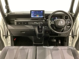 車内は光触媒抗菌消臭施工済です。インパネ周りはスタイリッシュなデザインで機能や装備も充実しています。グローブボックスやカップホルダーのほかにトレーなどたくさんの収納スペースが付いています。