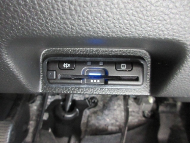 今や標準装備になりつつあるETC車載器も装着されております。料金所を通過するときも楽々です。