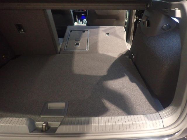 リヤシートを倒せば長さのあるお荷物も楽々！！
