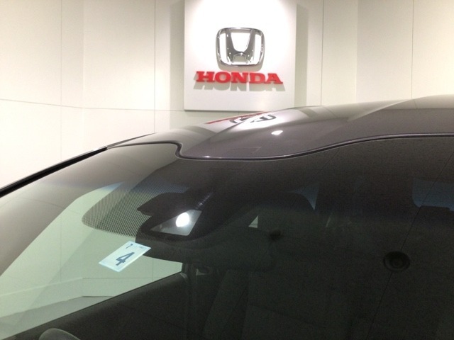 Honda SENSING装着車です。衝突を予測してブレーキをかけたり、前のクルマにちょうどいい距離でついていったりできる快適機能を搭載した先進の安全運転支援システムがドライバーをサポートします。