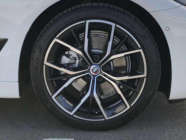 BMW純正19インチホイール。洗練されたデザインで、足元の個性を引き立てます。