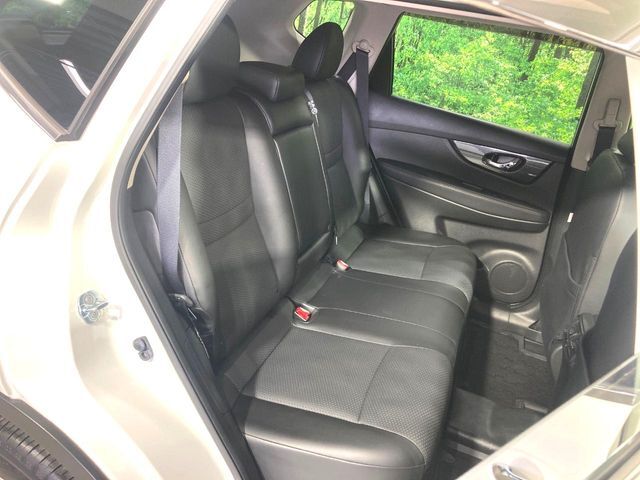 広々とした2列目シートは居住性が高く、居心地も快適！友達や家族とのお出かけにぴったりです。ベビーシートやチャイルドシート使用時も快適にお過ごしいただける十分な空間を確保しています。