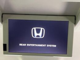 【フリップダウンモニター】大画面モニターで後席でもエンタメをお楽しみいただけます。小さなお子様にも大人気の装備です♪