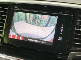 【バックカメラ】駐車時に後方がリアルタイム映像で確認できます。大型商業施設や立体駐車場での駐車時や、夜間のバック時に大活躍！運転スキルに関わらず、今や必須となった装備のひとつです！