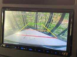 【バックカメラ】駐車時に後方がリアルタイム映像で確認できます。大型商業施設や立体駐車場での駐車時や、夜間のバック時に大活躍！運転スキルに関わらず、今や必須となった装備のひとつです！