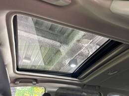 【サンルーフ】開放感たっぷりの希少装備、サンルーフが装着されています！車内に明かりを取り入れたり景色を楽しむ以外にも、車内の空気も簡単に換気できて快適です！
